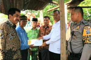 Pemko Pariaman Serahkan Bantuan untuk Buyung Ali, Lansia Sebatang Kara