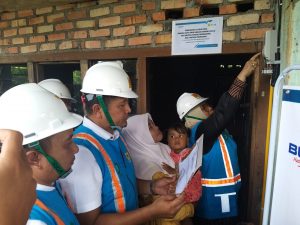 74 Rumah di Sungai Geringging Terima Sambungan Listrik