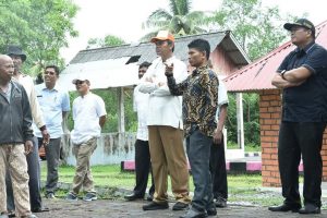 BPBD Pariaman Bersihkan Puing puing Lapak Pedagang yang Ditimpa Pohon