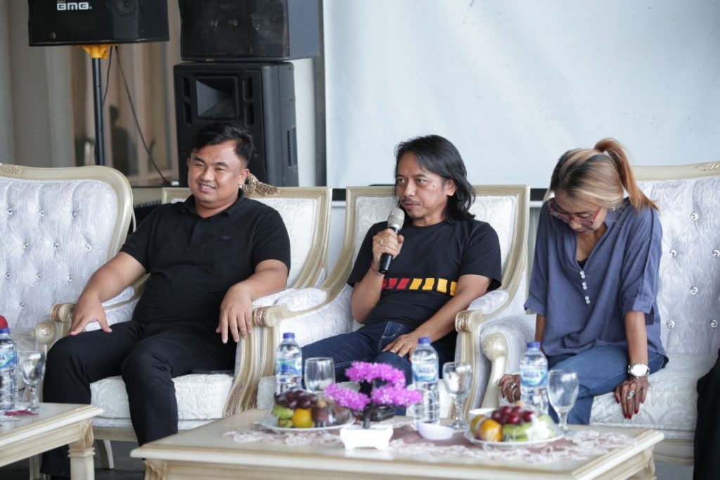 Dewa Budjana dan Trie Utami  Pentaskan Alat Musik Masa Lalu di Dharmasraya