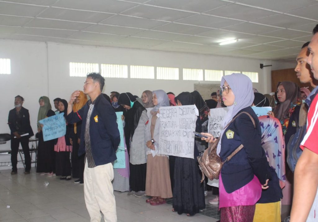 Mahasiswa STKIP Lubuk Alung Unjuk Rasa