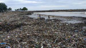 Pantai Padang Dipenuhi Sampah, DLH Siapkan Kubus Apung
