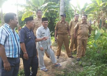 Ali Mukhni (baju putih)  bersama jajaran di lapangan.