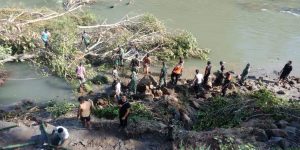 Kodim dan Polres Goro Bantu Warga Kampung Apar Normalisasi Batang Mangau