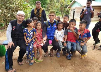 UAS bersama anak-anak suku Talang Mamak