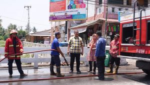 Mardison Mahyuddin Pantau Langsung Penyiraman Debu di Pasar Pariaman