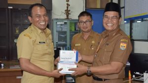 Dinkes Pariaman Berikan Masker untuk Tim Peliput Kominfo