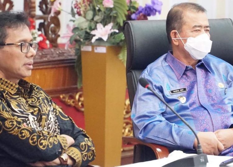 Gubernur Sumbar Irwan Prayitno bersama Wakil Gubernur Sumbar, Nasrul Abit saat rapat video confrence dengan kabupaten kota.