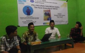 Satria Efendi Tuanku Kuniang Lounching Buku di PMII Pariaman
