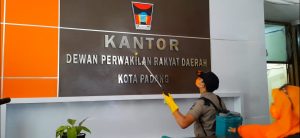 Gedung DPRD Padang Disemprot Disinfektan