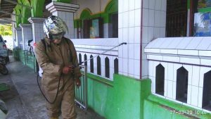 Karang Taruna Pariaman  Semprot Masjid dengan Desifektan