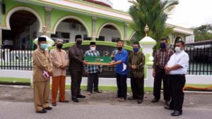 Dewan Masjid Pariaman Berikan Bantuan 44 Paket Peralatan Kebersihan