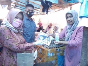 Pendamping KOTAKU Pariaman Bagikan Masker Dan Hand Sanitizer