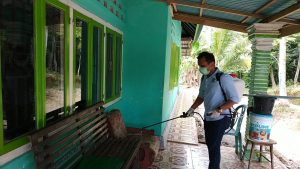 Firdaus Turun Langsung Semprot Rumah Warga Sintoga dengan Desinfektan