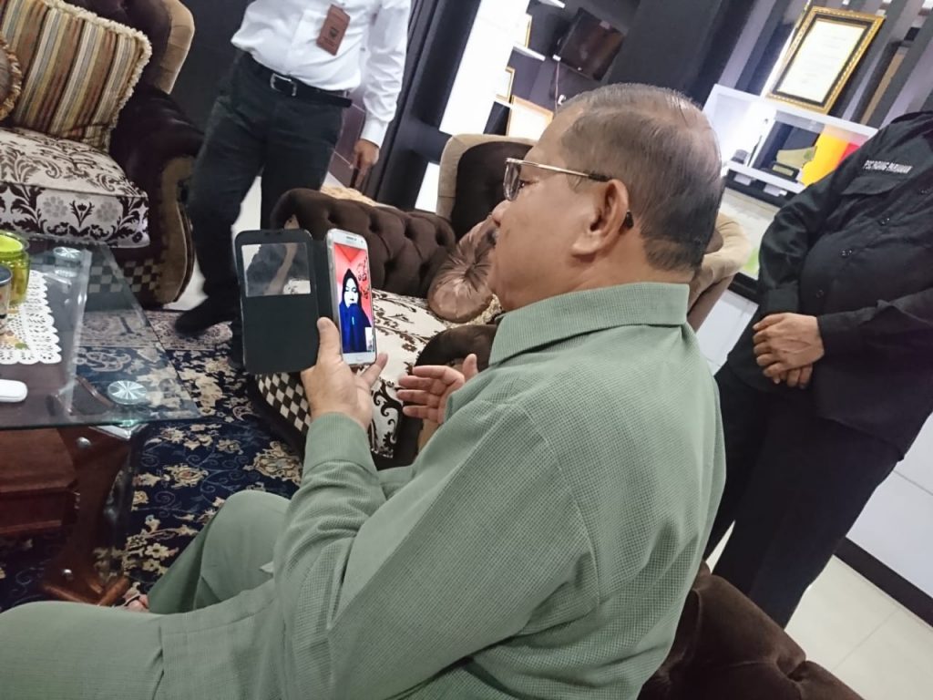 Video Call dengan TA Pasien Positif Covid 19, Ali Mukhni Berikan Dukungan