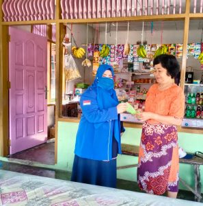 Legislator Nila Kartika Semprot Disinfektan ke Rumah Warga