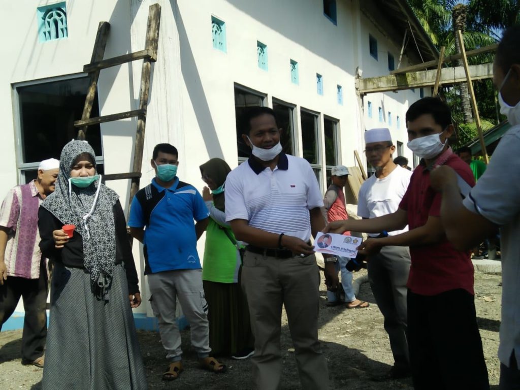 Cegah Corona, Anggota DPRD Pasbar, Erianto, Semprotkan Desinfektan