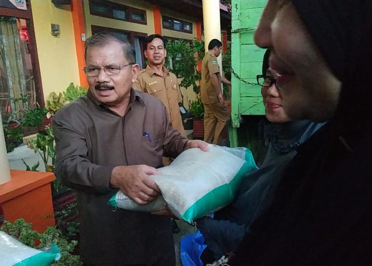 Bupati Padangpariaman Ali Mukhni serahkan bantuan beras untuk warga terdampak Corona.