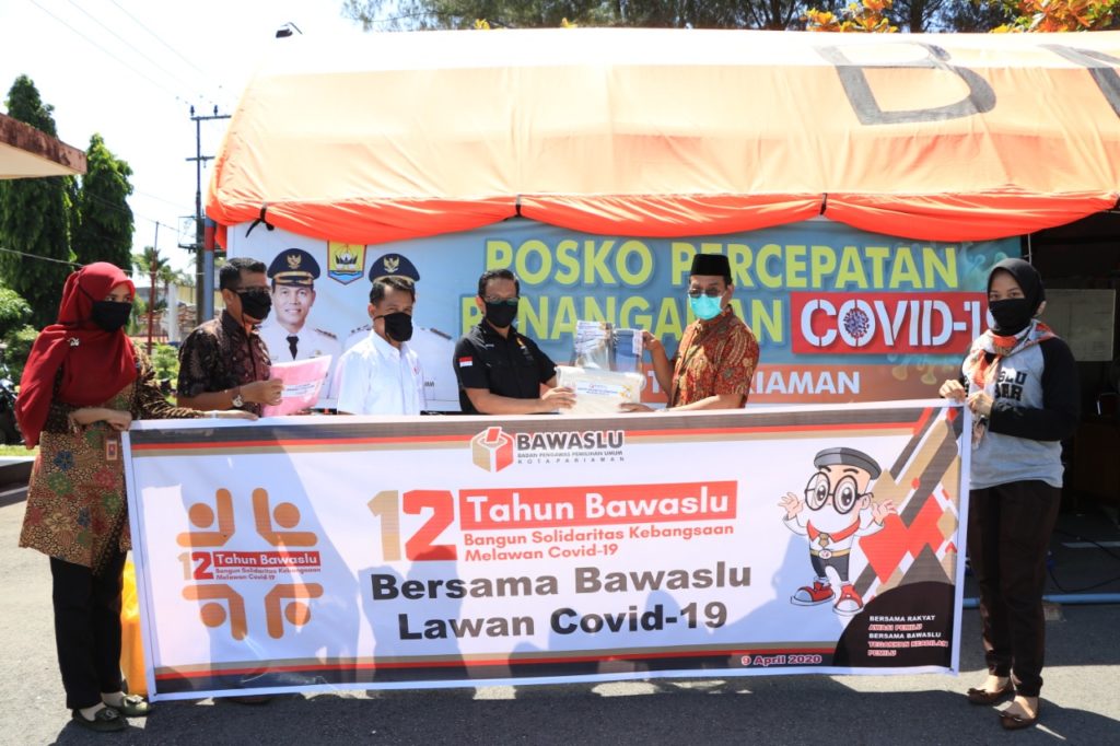 Peringati HUT ke 12, Bawaslu Pariaman Berikan Bantuan APD dan Donor Darah