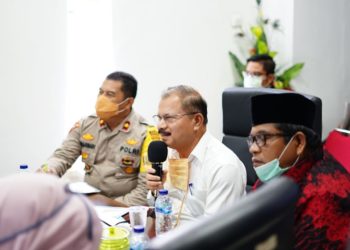 Bupati Padangpariaman, Ali Mukhni (baju putih) saat video confrence dengan gubernur Sumbar, Kamis, 9/4.