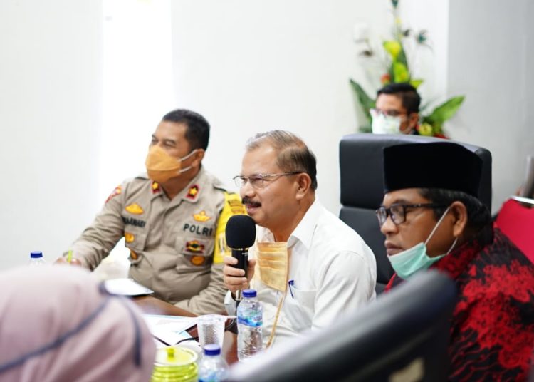 Bupati Padangpariaman, Ali Mukhni (baju putih) saat video confrence dengan gubernur Sumbar, Kamis, 9/4.