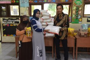 SD 19 Kampung Baru Pariaman Berikan 1 ton Beras untuk Siswa Miskin