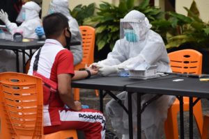 Puluhan Personil Polres Bukittinggi Jalani Swab dan Rapid Test