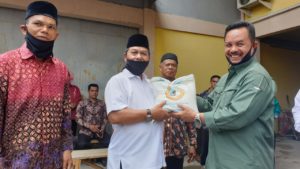 Mantan Walikota Padang ini Berikan Beras untuk Guru Mengaji