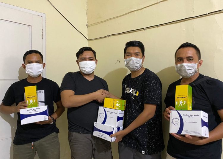 Relawan 87 menyerahkan bantuan untuk masuarakat.