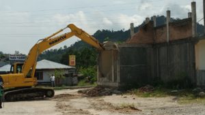 Bangunan di Gerbang Asrama Haji Padangpariaman Diruntuhkan