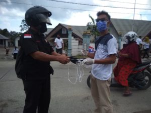 Anggota DPRD Mentawai Berikan Masker untuk Wartawan