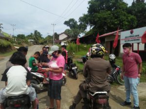 PDIP Mentawai Bagikan Masker dan Sembako untuk Warga dan Pasien ODP