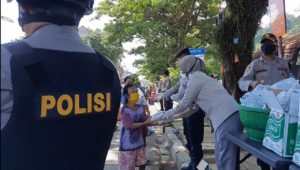 Polda Sumbar Bagikan Nasi Bungkus ke Warga Terdampak Covid-19