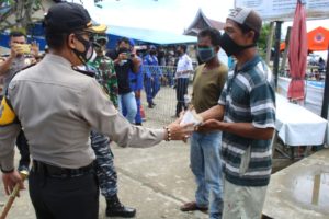 Polres Mentawai Bagikan Nasi Bungkus untuk Warga