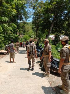 Tetap Ziarah, Satpol PP Minta Warga Tak Berlama-lama di Makam