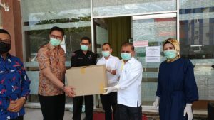 Mulyadi Antarkan Langsung Bantuan APD untuk RSUD Padangpariaman