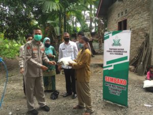 Pemuda Muhammadiyah Pariaman Bagikan 150 Paket Sembako untuk Warga