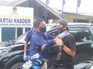 Nasdem Mentawai Bagikan Sembako dan Masker untuk Warga