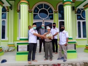 Karang Taruna Sumbar Bagikan 41 Paket Sembako Untuk Warga