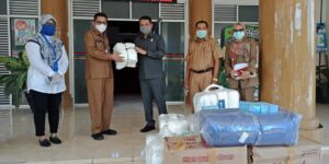 Empati untuk Paramedis, Muhammad Ikhbal Bantu APD