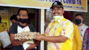 Mardison Bagikan 600 Paket Sembako untuk Warga Pariaman