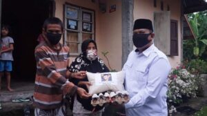 Datangi Rumah Warga Pagi-pagi Buta, Mardison Bagikan Sembako