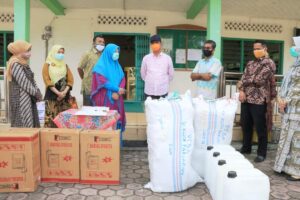 Nevi Zuairina Salurkan Bantuan APD di Pariaman