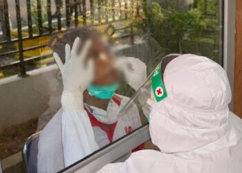 Petugas Satgas Covid Pariaman mengambil Swab 9 OTG warga Pariaman, Kamis, 29/5.