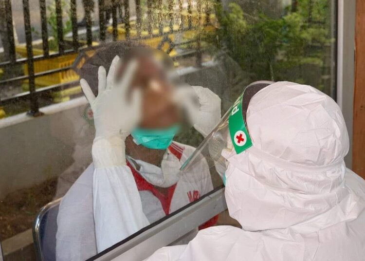 Petugas Satgas Covid Pariaman mengambil Swab 9 OTG warga Pariaman, Kamis, 29/5.
