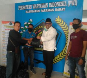 Erick Haryona Berikan Sembako untuk Jurnalis di Pasbar