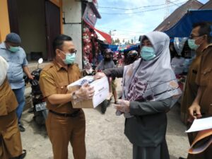 Diskoperindagkopnaker Padang Pariaman Produksi dan Bagikan Maskes untuk Masyarakat