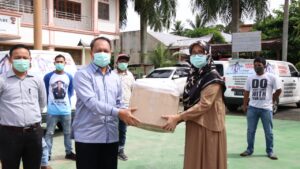 Mulyadi Bagikan APD Kepada 9 Puskesmas di Agam