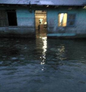 Banjir Pasang Air Laut di Mentawai Belum Surut