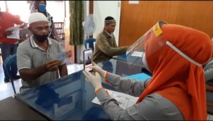 BST Kemensos RI Mulai Disalurkan, Warga Serbu Kantor Pos Padang